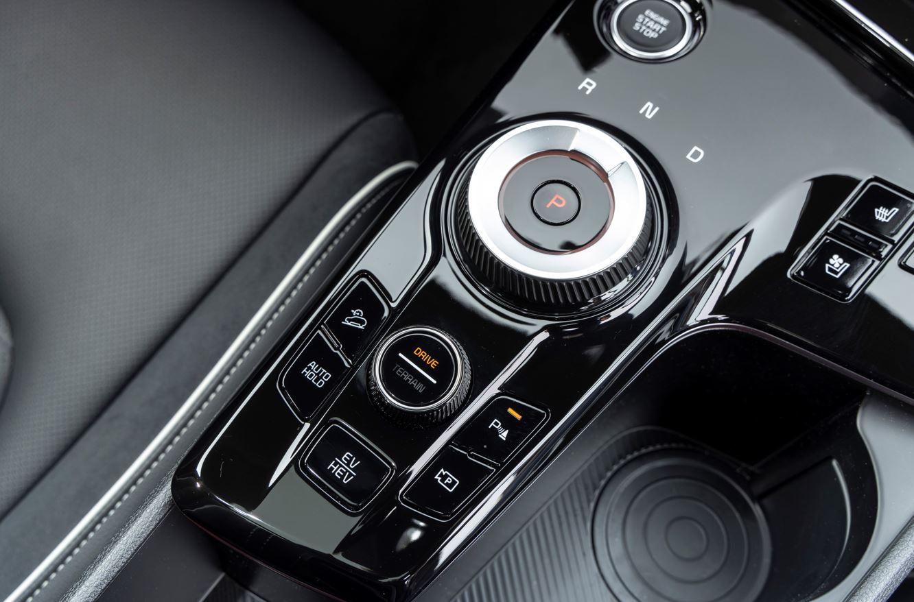 Trois modes de fonctionnement : EV (tout électrique), HEV (hybride non rechargeable) et automatique