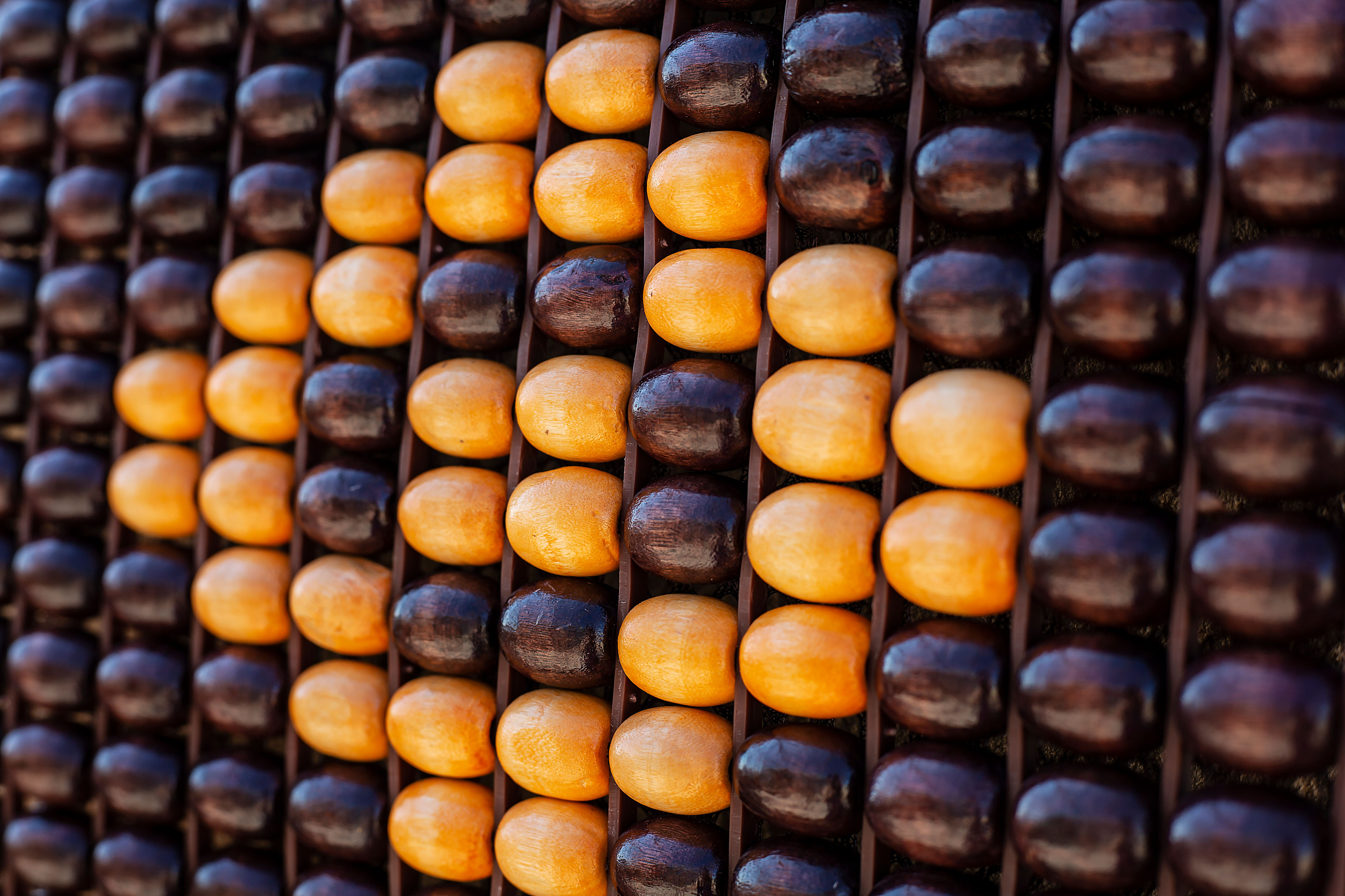 Accessoire de voiture : le couvre-siège en billes de bois