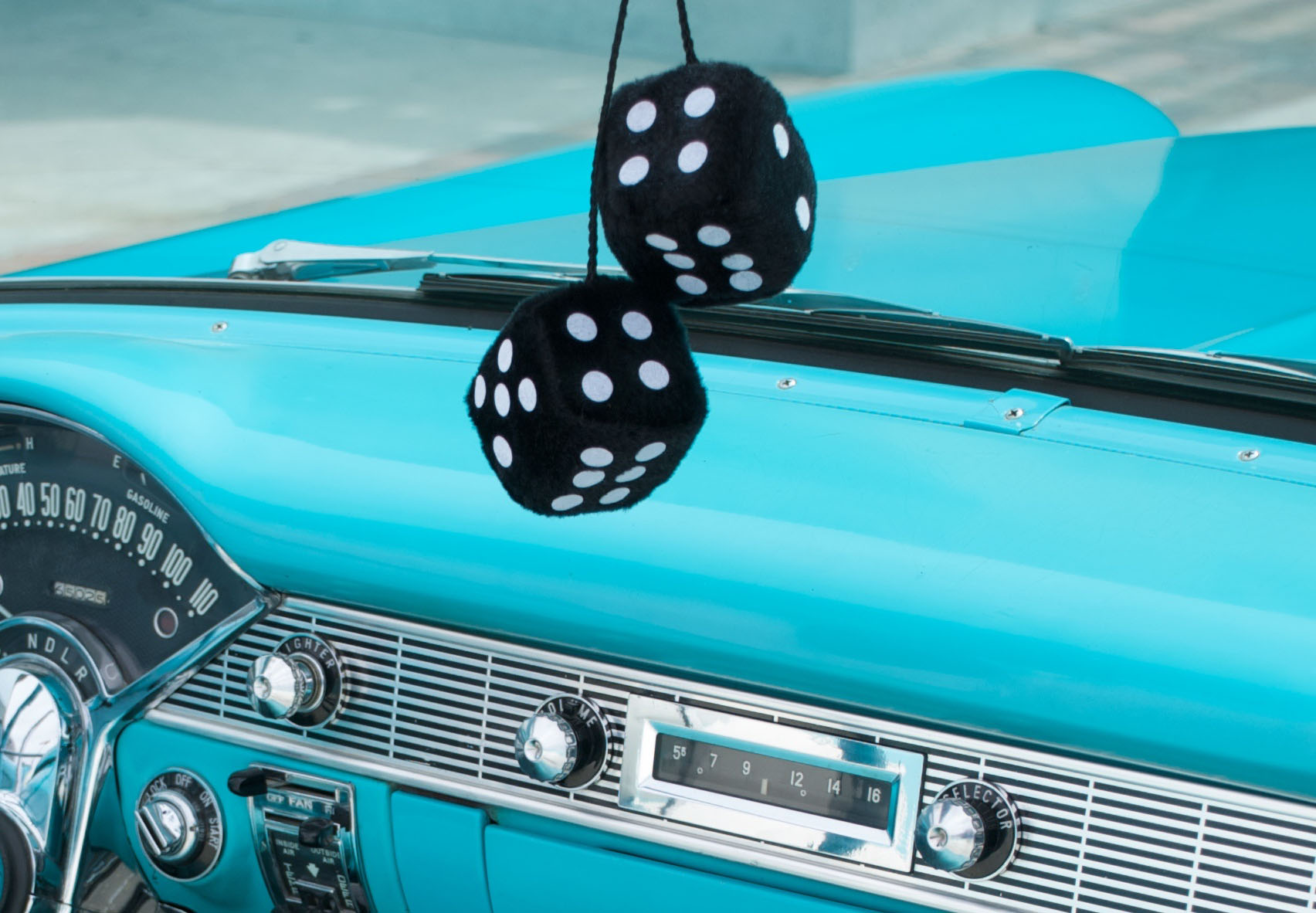 Accessoire de voiture : les dés en peluche