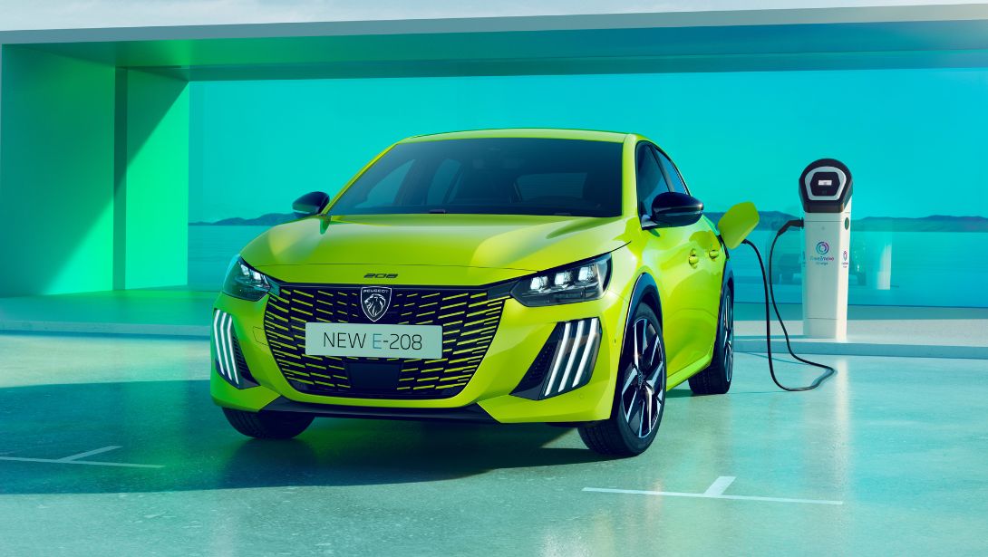 La Peugeot e-208 sur une borne de recharge