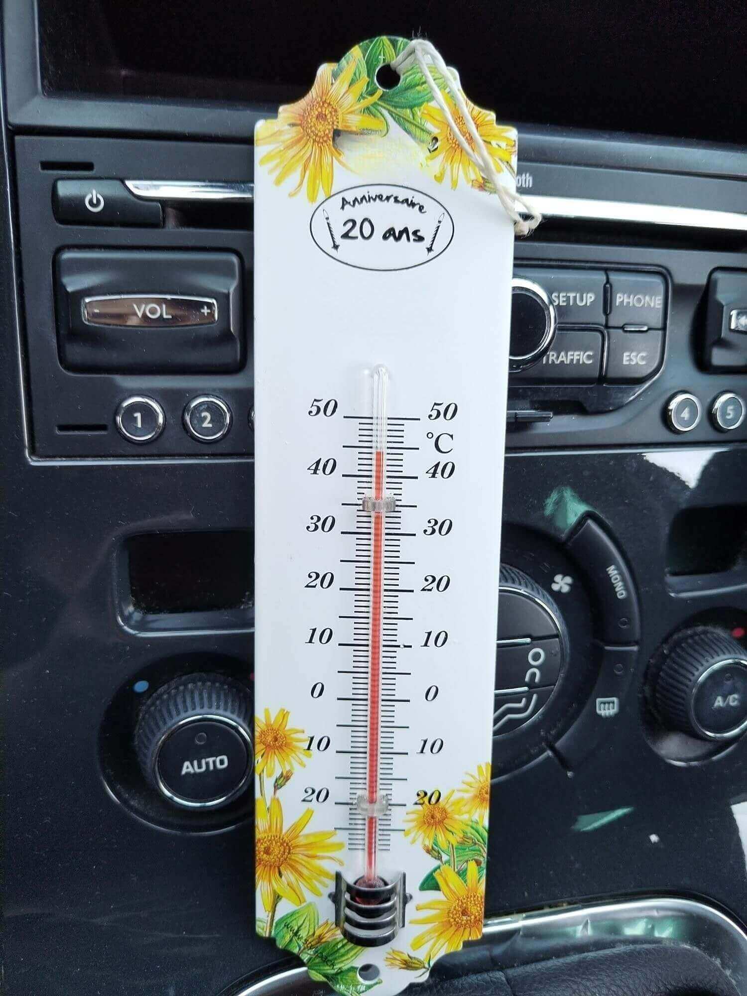 Thermomètre à 45°C dans une voiture pendant la canicule