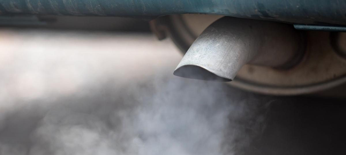 Un pot d'échappement d'une voiture polluante