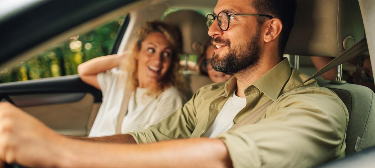 Famille dans un véhicule d'occasion