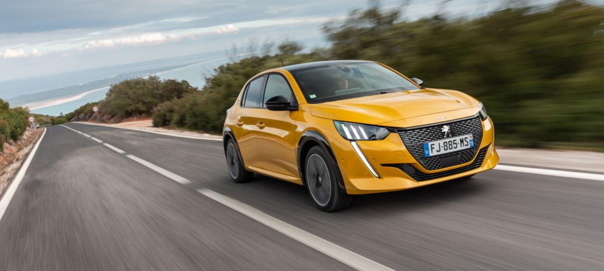 Une Peugeot 208 jaune aux multiples avantages