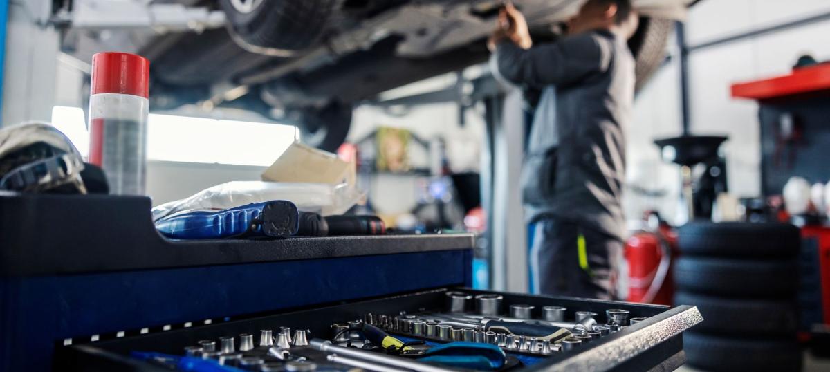 Une voiture sous garantie en réparation