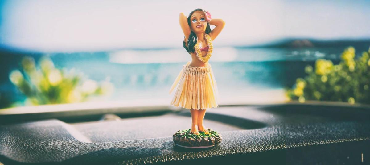 Une poupée hawaïenne qui bouge, accessoire auto kitsch