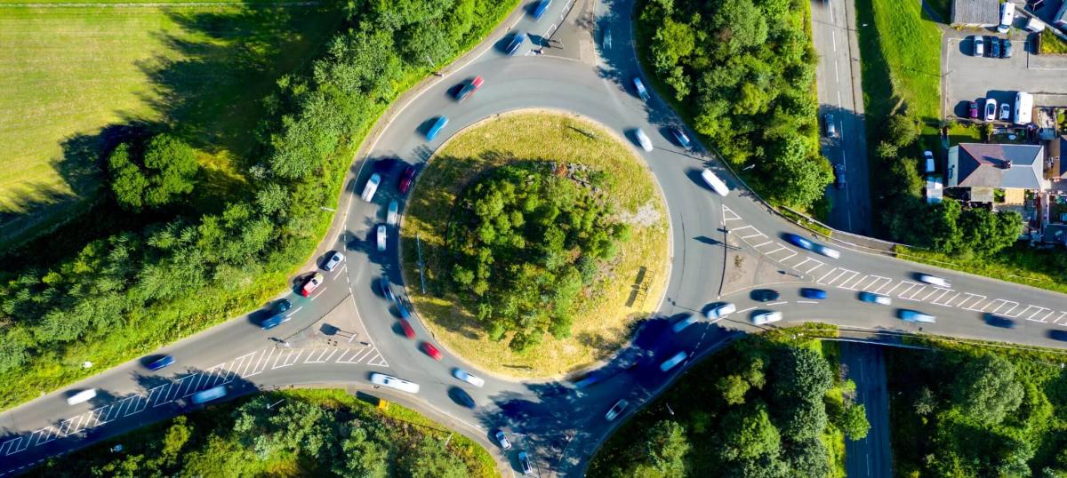 Un rond point entouré de verdure en vue aérienne