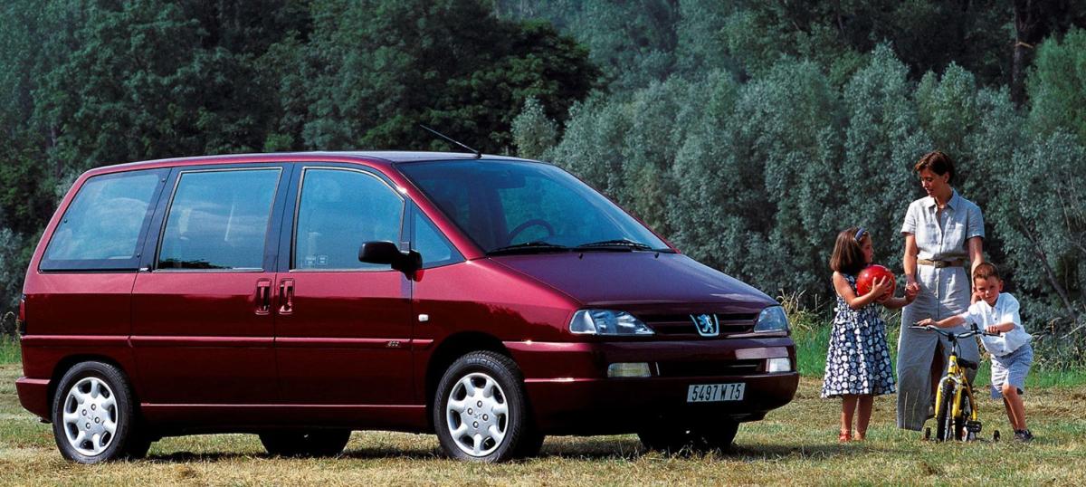 La Peugeot 806 rouge, monospace des années 90