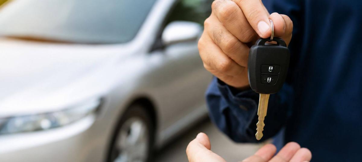 Une personne en train de vendre sa voiture d'occasion