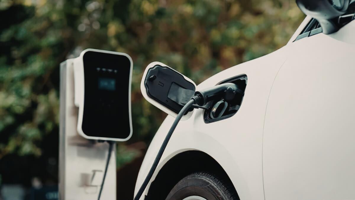 Une voiture électrique en charge éligible au leasing social