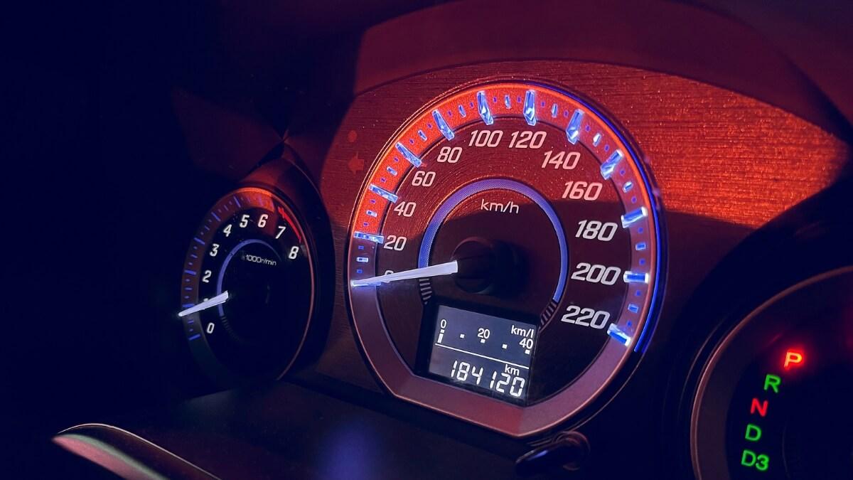 Compteur kilométrique d’une voiture d’occasion affichant près de 100 000 km