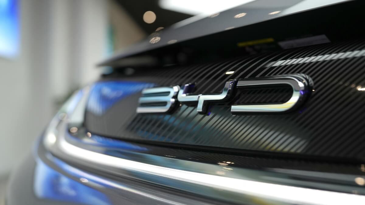 Le logo BYD sur une calandre