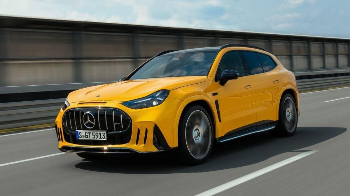 Mercedes-AMG GT SUV électrique vu de trois quarts avant, avec ses feux et sa calandre