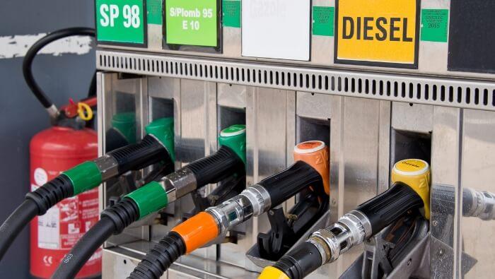 Pistolet de pompe à gazole et essence dans une station-service
