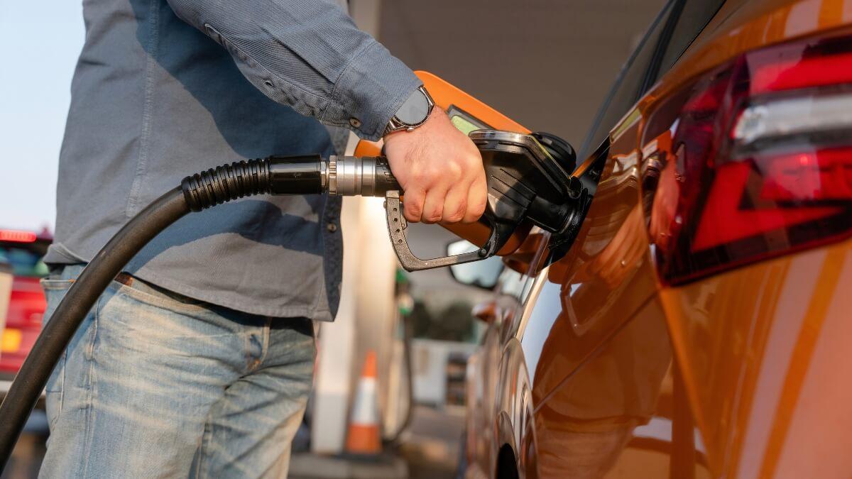 Un homme faisant le plein de carburant de sa voiture 