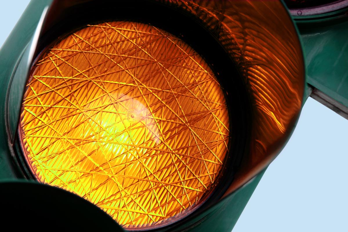 Feu orange : a-t-on le droit de passer en voiture ?