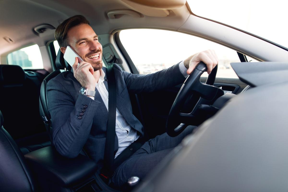 L'utilisation d’un téléphone portable tenu en main est sanctionnée par une amende forfaitaire de 135 € et un retrait de 3 points du permis de conduire.
