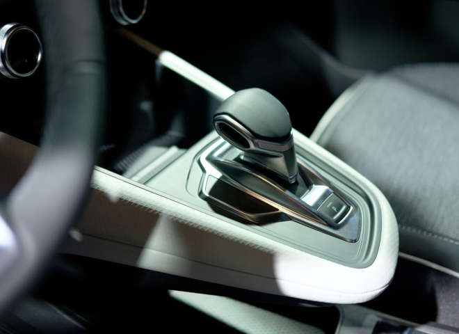 Une boîte automatique dans une voiture d'occasion