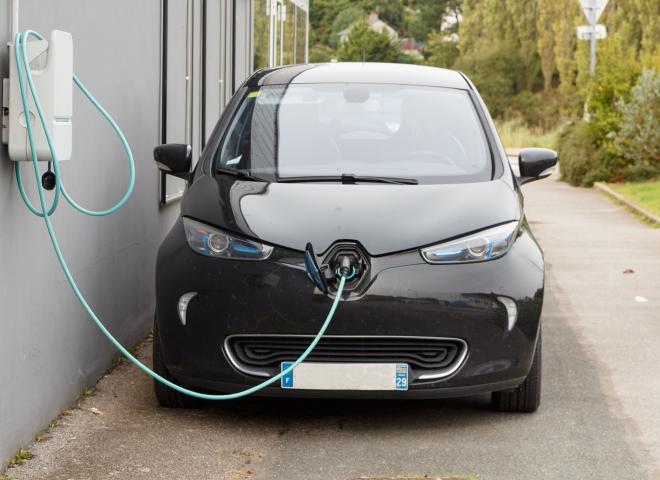 Comment recharger une voiture électrique à la maison