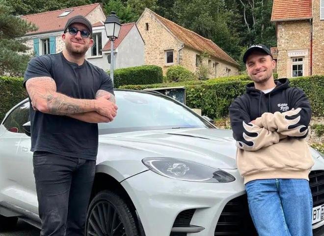 Squeezie et GMK posent devant l'Aston Martin DBX707