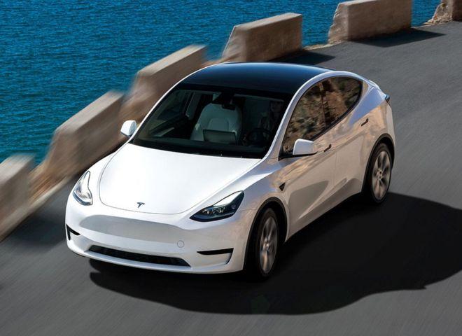 Une tesla Modèle 3 blanche en train de rouler