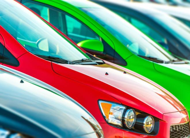 Des avants de voitures d'occasion colorées