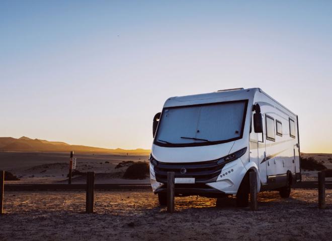 Un camping car de face le soir tombant