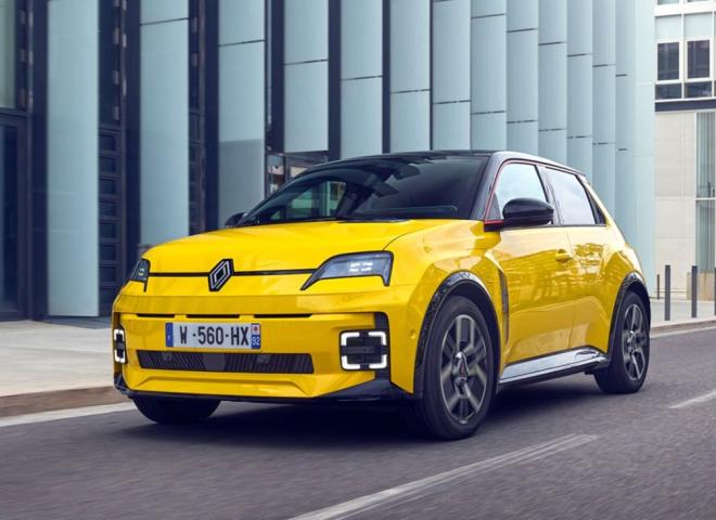 La nouvelle Renault R5 électrique, version Jaune POP, en roulage 