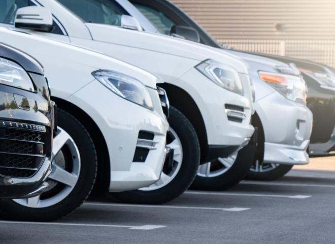 Des voitures d'occasion alignées