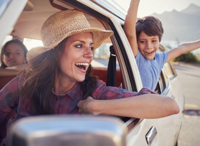 Une femme au volant de sa voiture familiale