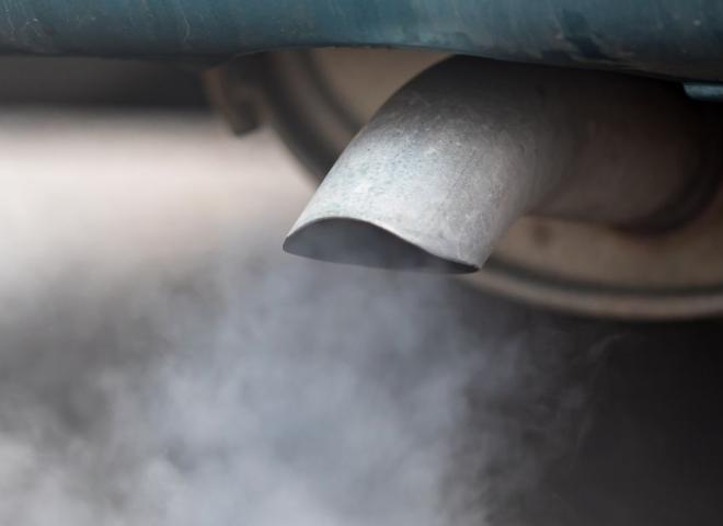 Un pot d'échappement d'une voiture polluante