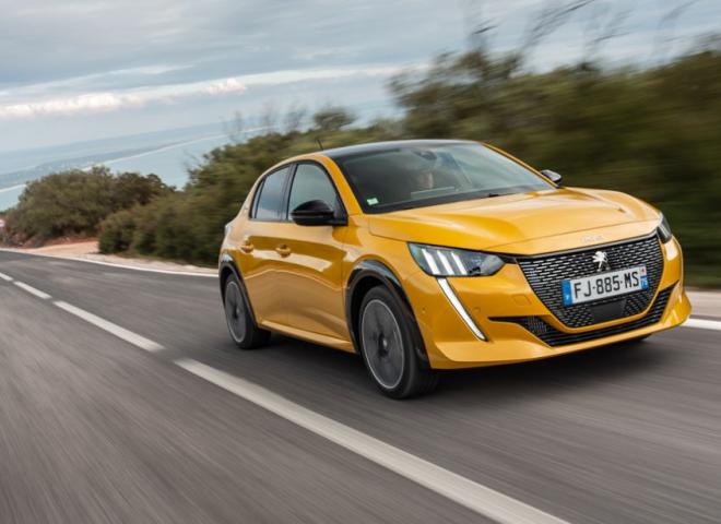 Une Peugeot 208 jaune aux multiples avantages