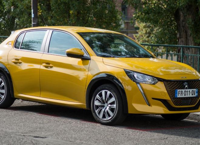 Une Peugeot 208 en voiture familiale