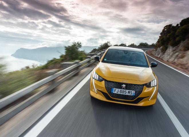 Une Peugeot 208 GT Line sur un long trajet