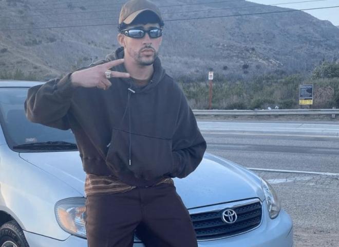 Bad Bunny et sa Toyota Corolla