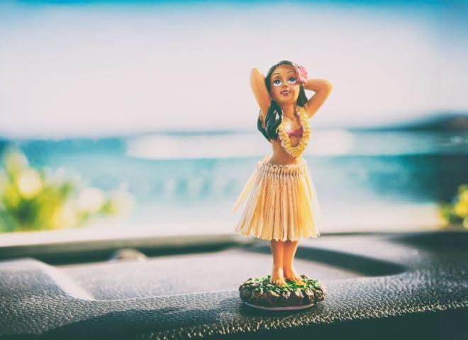 Une poupée hawaïenne qui bouge, accessoire auto kitsch