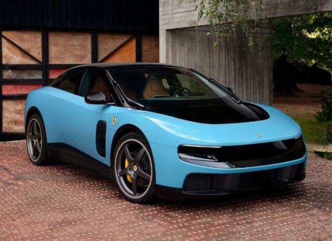 Ferrari Luce avec sa carrosserie bleu