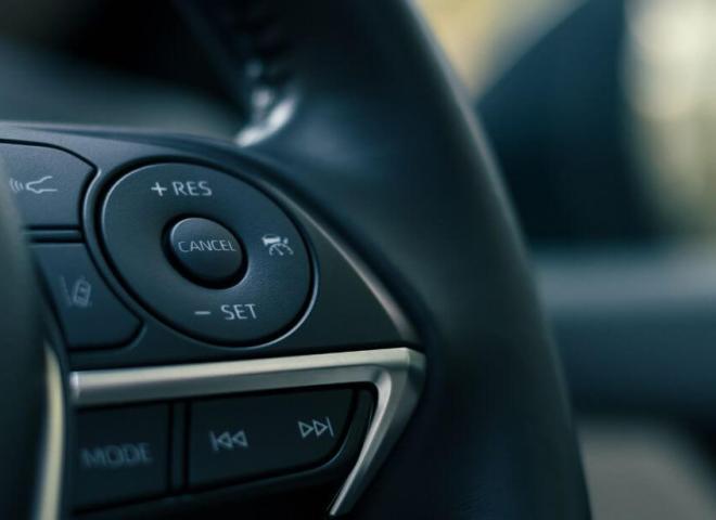 Un régulateur de vitesse bloqué sur un volant 