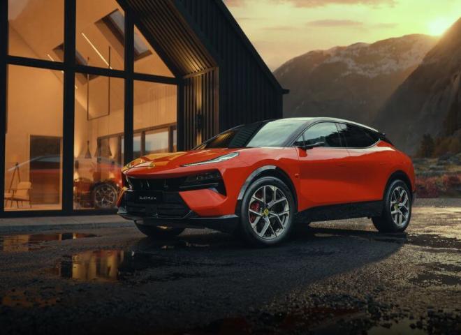 La Lotus Eletre X hybride en rouge