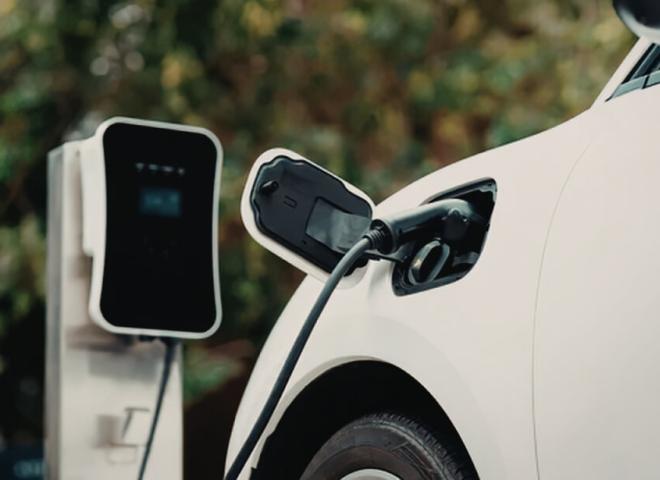 Une voiture électrique en charge éligible au leasing social