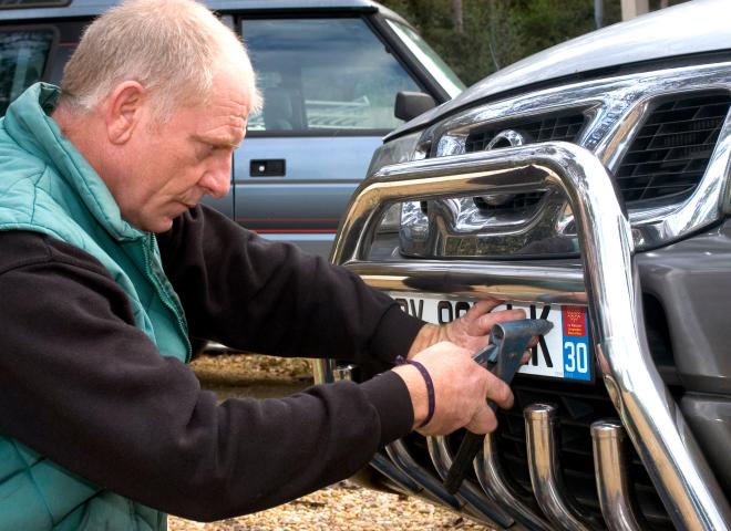 Faire installer sa plaque d'immatriculation par un professionnel