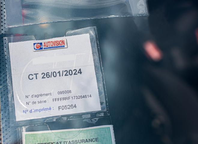 Vignette contrôle technique sur le pare-brise