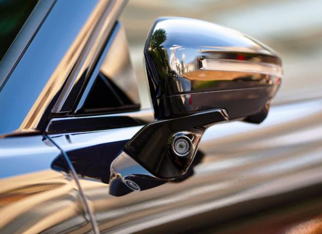 Une caméra de contrôle sur un rétroviseur pour l'aide à la conduite