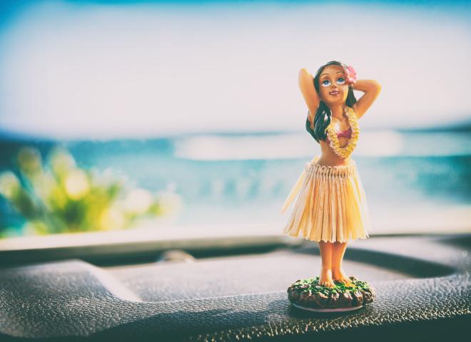 Poupée hawaïenne sur le tableau de bord d'une voiture