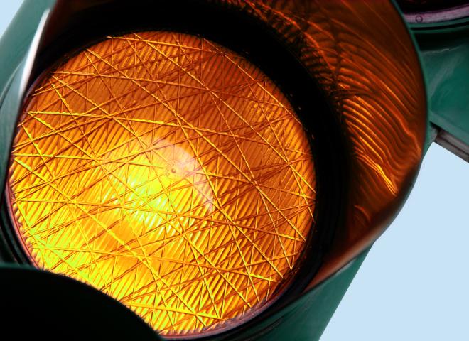 Feu orange : a-t-on le droit de passer en voiture ?