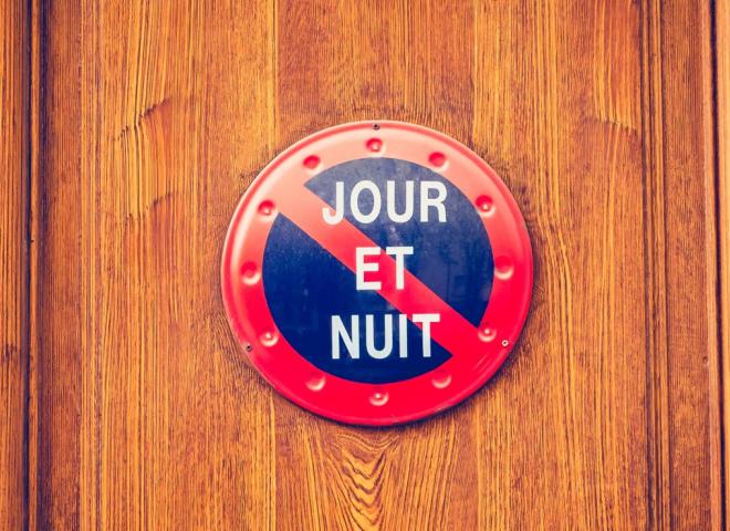 Peut-on se garer devant son portail ou son garage ?