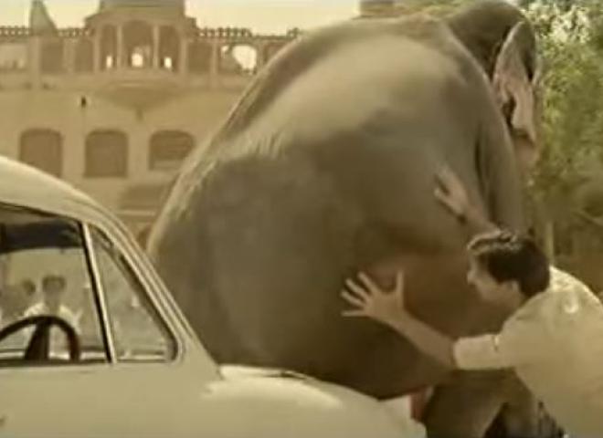 Pub Peugeot 206 : un sculpteur aidé d'un éléphant