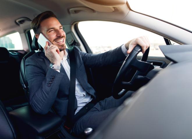 L'utilisation d’un téléphone portable tenu en main est sanctionnée par une amende forfaitaire de 135 € et un retrait de 3 points du permis de conduire.