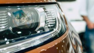 Un couple hésitant à acheter une voiture neuve