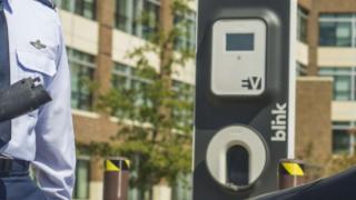 La recharge d'un véhicule électrique par un agent